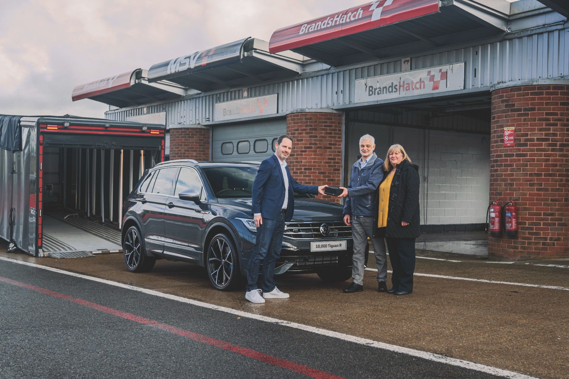 Tiguan R 10,000th Handover 3